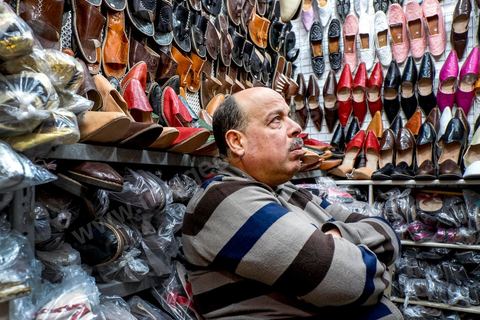 Ameur Al Azrak nous reçoit dans sa boutique de Babouches dans la medina de Tunis pour nous raconter l'histoire de son fils Elyes parti en Syrie en mars 2014 pour entrainer les djihadistes et combattre auprès de Daesch. Un engagement plus idéologique que financier dans cette famille de la classe moyenne tunisienne.