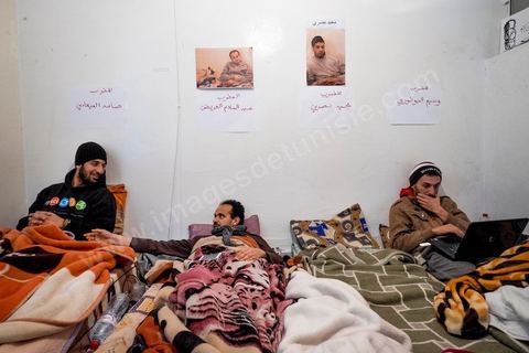 Au siège de l'UDC, Union des diplomès chomeurs, à Tunis, plusierus dizaines de jeunes sont en grève de la faim depuis 24 jours. En dernier recours pour défendre leurs droits légitimes au travail et à une vie décente, vingt-huit militants continuent leur grève ouverte de la faim depuis le 17 décembre 2015. Ces jeunes diplômés, dont huit femmes, mettent leurs santés en péril dans la « bataille des intestins vides », aussi, au nom de tous leurs camarades, qui ont été réprimés et fichés par la police de l’ancien régime et que les gouvernements post-révolution persistent à les délaisser à leurs sorts.