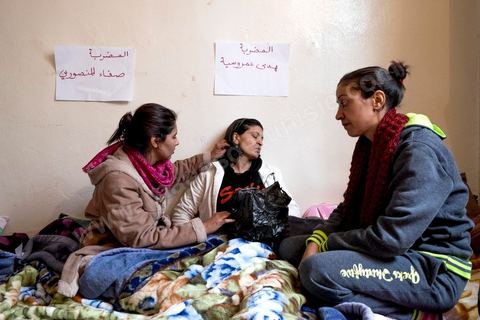 Au siège de l'UDC, Union des diplomès chomeurs, à Tunis, plusierus dizaines de jeunes sont en grève de la faim depuis 24 jours. En dernier recours pour défendre leurs droits légitimes au travail et à une vie décente, vingt-huit militants continuent leur grève ouverte de la faim depuis le 17 décembre 2015. Ces jeunes diplômés, dont huit femmes, mettent leurs santés en péril dans la « bataille des intestins vides », aussi, au nom de tous leurs camarades, qui ont été réprimés et fichés par la police de l’ancien régime et que les gouvernements post-révolution persistent à les délaisser à leurs sorts.