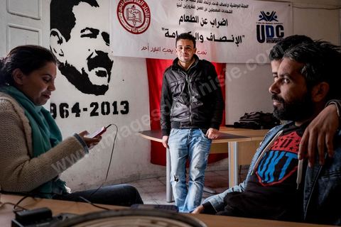 Portrait de Safouane  Bouaziz, venu soutenir ses collègues en grève de la faim. Au siège de l'UDC, Union des diplomès chomeurs, à Tunis, plusierus dizaines de jeunes sont en grève de la faim depuis 24 jours. En dernier recours pour défendre leurs droits légitimes au travail et à une vie décente, vingt-huit militants continuent leur grève ouverte de la faim depuis le 17 décembre 2015. Ces jeunes diplômés, dont huit femmes, mettent leurs santés en péril dans la « bataille des intestins vides », aussi, au nom de tous leurs camarades, qui ont été réprimés et fichés par la police de l’ancien régime et que les gouvernements post-révolution persistent à les délaisser à leurs sorts.