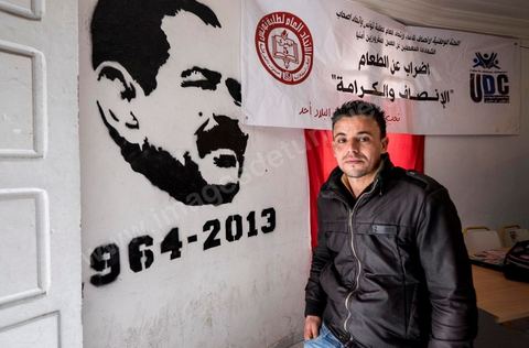 Portrait de Safouane  Bouaziz, venu soutenir ses collègues en grève de la faim. Au siège de l'UDC, Union des diplomès chomeurs, à Tunis, plusierus dizaines de jeunes sont en grève de la faim depuis 24 jours. En dernier recours pour défendre leurs droits légitimes au travail et à une vie décente, vingt-huit militants continuent leur grève ouverte de la faim depuis le 17 décembre 2015. Ces jeunes diplômés, dont huit femmes, mettent leurs santés en péril dans la « bataille des intestins vides », aussi, au nom de tous leurs camarades, qui ont été réprimés et fichés par la police de l’ancien régime et que les gouvernements post-révolution persistent à les délaisser à leurs sorts.