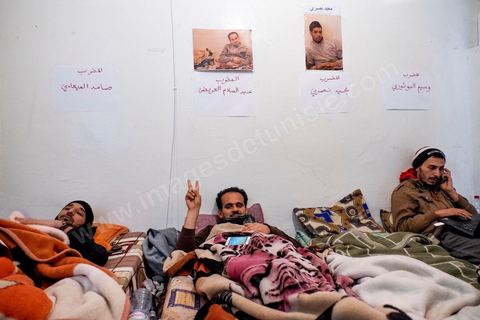 Au siège de l'UDC, Union des diplomès chomeurs, à Tunis, plusierus dizaines de jeunes sont en grève de la faim depuis 24 jours. En dernier recours pour défendre leurs droits légitimes au travail et à une vie décente, vingt-huit militants continuent leur grève ouverte de la faim depuis le 17 décembre 2015. Ces jeunes diplômés, dont huit femmes, mettent leurs santés en péril dans la « bataille des intestins vides », aussi, au nom de tous leurs camarades, qui ont été réprimés et fichés par la police de l’ancien régime et que les gouvernements post-révolution persistent à les délaisser à leurs sorts.