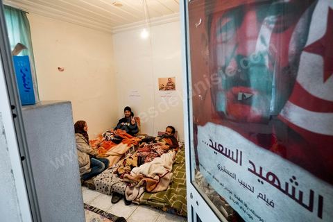 Au siège de l'UDC, Union des diplomès chomeurs, à Tunis, plusierus dizaines de jeunes sont en grève de la faim depuis 24 jours. En dernier recours pour défendre leurs droits légitimes au travail et à une vie décente, vingt-huit militants continuent leur grève ouverte de la faim depuis le 17 décembre 2015. Ces jeunes diplômés, dont huit femmes, mettent leurs santés en péril dans la « bataille des intestins vides », aussi, au nom de tous leurs camarades, qui ont été réprimés et fichés par la police de l’ancien régime et que les gouvernements post-révolution persistent à les délaisser à leurs sorts.