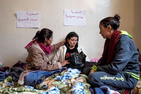 Au siège de l'UDC, Union des diplomès chomeurs, à Tunis, plusierus dizaines de jeunes sont en grève de la faim depuis 24 jours. En dernier recours pour défendre leurs droits légitimes au travail et à une vie décente, vingt-huit militants continuent leur grève ouverte de la faim depuis le 17 décembre 2015. Ces jeunes diplômés, dont huit femmes, mettent leurs santés en péril dans la « bataille des intestins vides », aussi, au nom de tous leurs camarades, qui ont été réprimés et fichés par la police de l’ancien régime et que les gouvernements post-révolution persistent à les délaisser à leurs sorts.