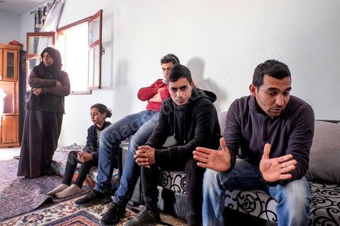 Le coussin Khaled (à droite) chez qui Khaled a vécu pendant plus d'un an comme clandestins à Ste Maxime. A côté le jeune frère du défunt. A Ouled Chamekh, petite ville entre Sousse et Kairouan, chez la famille endeuillée de Tarek Belgacem, le jeune tunisien abattu par les policiers devant le comissariat du 18ème à Paris et accusé d'attaque terroriste. La famille sous le choc remet en question l'acte terroriste de leur fils et parle d'une négligence policière et d'une incompréhension entre les policiers et leur fils. Pour la maman Habiba son fils n'a rien à voir avec Daesch.