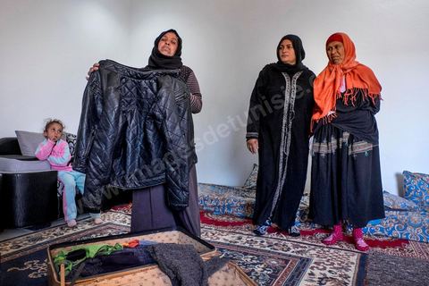 La manan de Khaled, Habiba nous montre la valise où sont rangés les vêtements que son fils envoie régulièrement d'Allemagne. A Ouled Chamekh, petite ville entre Sousse et Kairouan, chez la famille endeuillée de Tarek Belgacem, le jeune tunisien abattu par les policiers devant le comissariat du 18ème à Paris et accusé d'attaque terroriste. La famille sous le choc remet en question l'acte terroriste de leur fils et parle d'une négligence policière et d'une incompréhension entre les policiers et leur fils. Pour la maman Habiba son fils n'a rien à voir avec Daesch.