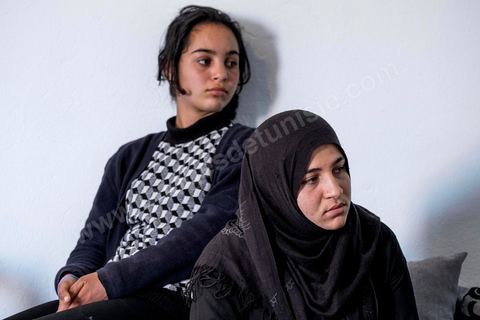Les jeunes soeurs de Khaled. A Ouled Chamekh, petite ville entre Sousse et Kairouan, chez la famille endeuillée de Tarek Belgacem, le jeune tunisien abattu par les policiers devant le comissariat du 18ème à Paris et accusé d'attaque terroriste. La famille sous le choc remet en question l'acte terroriste de leur fils et parle d'une négligence policière et d'une incompréhension entre les policiers et leur fils. Pour la maman Habiba son fils n'a rien à voir avec Daesch.