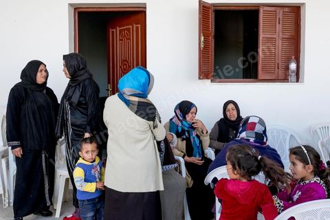 Les femmes du quartier sont venues en nombre soutenir la famille et la mère de Khaled. A Ouled Chamekh, petite ville entre Sousse et Kairouan, chez la famille endeuillée de Tarek Belgacem, le jeune tunisien abattu par les policiers devant le comissariat du 18ème à Paris et accusé d'attaque terroriste. La famille sous le choc remet en question l'acte terroriste de leur fils et parle d'une négligence policière et d'une incompréhension entre les policiers et leur fils. Pour la maman Habiba son fils n'a rien à voir avec Daesch.
