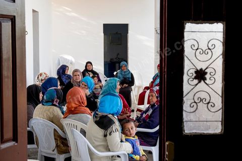 Les femmes du quartier sont venues en nombre soutenir la famille et la mère de Khaled. A Ouled Chamekh, petite ville entre Sousse et Kairouan, chez la famille endeuillée de Tarek Belgacem, le jeune tunisien abattu par les policiers devant le comissariat du 18ème à Paris et accusé d'attaque terroriste. La famille sous le choc remet en question l'acte terroriste de leur fils et parle d'une négligence policière et d'une incompréhension entre les policiers et leur fils. Pour la maman Habiba son fils n'a rien à voir avec Daesch.