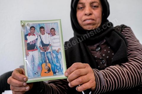 La mère de Khaled, Habiba, nous présente des photos de son fils défunt et l'acte de naissance fait le 28 décembre 2015 à la demande de son fils pour refaire ses papiers et rentré en Tunisie. A Ouled Chamekh, petite ville entre Sousse et Kairouan, chez la famille endeuillée de Tarek Belgacem, le jeune tunisien abattu par les policiers devant le comissariat du 18ème à Paris et accusé d'attaque terroriste. La famille sous le choc remet en question l'acte terroriste de leur fils et parle d'une négligence policière et d'une incompréhension entre les policiers et leur fils. Pour la maman Habiba son fils n'a rien à voir avec Daesch.