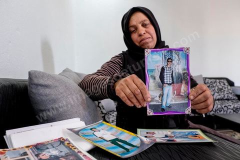 La mère de Khaled, Habiba, nous présente des photos de son fils défunt et l'acte de naissance fait le 28 décembre 2015 à la demande de son fils pour refaire ses papiers et rentré en Tunisie. A Ouled Chamekh, petite ville entre Sousse et Kairouan, chez la famille endeuillée de Tarek Belgacem, le jeune tunisien abattu par les policiers devant le comissariat du 18ème à Paris et accusé d'attaque terroriste. La famille sous le choc remet en question l'acte terroriste de leur fils et parle d'une négligence policière et d'une incompréhension entre les policiers et leur fils. Pour la maman Habiba son fils n'a rien à voir avec Daesch.