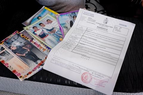La mère de Khaled, Habiba, nous présente des photos de son fils défunt et l'acte de naissance fait le 28 décembre 2015 à la demande de son fils pour refaire ses papiers et rentré en Tunisie. A Ouled Chamekh, petite ville entre Sousse et Kairouan, chez la famille endeuillée de Tarek Belgacem, le jeune tunisien abattu par les policiers devant le comissariat du 18ème à Paris et accusé d'attaque terroriste. La famille sous le choc remet en question l'acte terroriste de leur fils et parle d'une négligence policière et d'une incompréhension entre les policiers et leur fils. Pour la maman Habiba son fils n'a rien à voir avec Daesch.