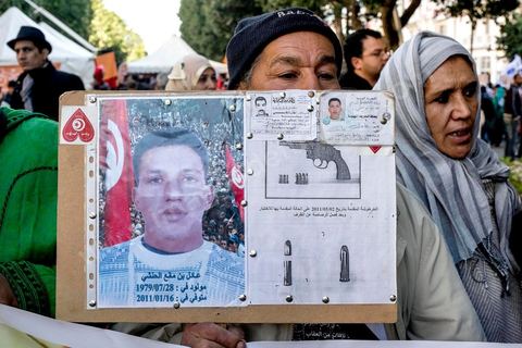 14 janvier 2016 : Familles de martyrs et victimes de la révolution tunisienne manifestent dans une triste indifférence. commémoration populaire du 5ème anniversaire de la révolution sur l'avenue Habib Bourguiba à Tunis. Dans un climat morose quelques milliers de personnes sont venus manifester leurs diversités dans une Tunisie en plein marasme politique et économique. Familles de Martyrs, policiers, partis politiques et mouvances religieuses, hotesse de l'air, Shams, chomeurs diplomés, ... c'est un vrai patchwork de révendications qui ont défilé face à des tunisiens venus se promener sur l'avenue en cette journée ensoleillée.