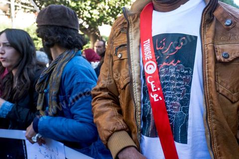 14 janvier 2016 : Familles de martyrs et victimes de la révolution tunisienne manifestent dans une triste indifférence. commémoration populaire du 5ème anniversaire de la révolution sur l'avenue Habib Bourguiba à Tunis. Dans un climat morose quelques milliers de personnes sont venus manifester leurs diversités dans une Tunisie en plein marasme politique et économique. Familles de Martyrs, policiers, partis politiques et mouvances religieuses, hotesse de l'air, Shams, chomeurs diplomés, ... c'est un vrai patchwork de révendications qui ont défilé face à des tunisiens venus se promener sur l'avenue en cette journée ensoleillée.