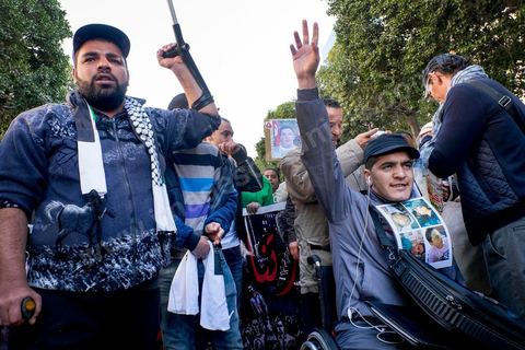 14 janvier 2016 : Familles de martyrs et victimes de la révolution tunisienne manifestent dans une triste indifférence. commémoration populaire du 5ème anniversaire de la révolution sur l'avenue Habib Bourguiba à Tunis. Dans un climat morose quelques milliers de personnes sont venus manifester leurs diversités dans une Tunisie en plein marasme politique et économique. Familles de Martyrs, policiers, partis politiques et mouvances religieuses, hotesse de l'air, Shams, chomeurs diplomés, ... c'est un vrai patchwork de révendications qui ont défilé face à des tunisiens venus se promener sur l'avenue en cette journée ensoleillée.