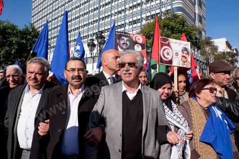 14 janvier 2016 : Le Front Populaire (avec en tête Hamma Hammami) défile avec le parti de gauche Al Massar. commémoration populaire du 5ème anniversaire de la révolution sur l'avenue Habib Bourguiba à Tunis. Dans un climat morose quelques milliers de personnes sont venus manifester leurs diversités dans une Tunisie en plein marasme politique et économique. Familles de Martyrs, policiers, partis politiques et mouvances religieuses, hotesse de l'air, Shams, chomeurs diplomés, ... c'est un vrai patchwork de révendications qui ont défilé face à des tunisiens venus se promener sur l'avenue en cette journée ensoleillée.