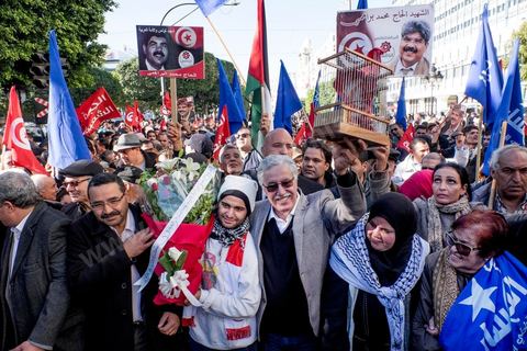 14 janvier 2016 : Le Front Populaire (avec en tête Hamma Hammami) défile avec le parti de gauche Al Massar. commémoration populaire du 5ème anniversaire de la révolution sur l'avenue Habib Bourguiba à Tunis. Dans un climat morose quelques milliers de personnes sont venus manifester leurs diversités dans une Tunisie en plein marasme politique et économique. Familles de Martyrs, policiers, partis politiques et mouvances religieuses, hotesse de l'air, Shams, chomeurs diplomés, ... c'est un vrai patchwork de révendications qui ont défilé face à des tunisiens venus se promener sur l'avenue en cette journée ensoleillée.