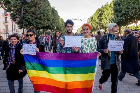 14 janvier 2016 : quelques dizaines de membres de l'association Shams, dont la femen Amina, sont venus manifester pour la dépénalisation de l'homosexualité, encadré par la police ils ont du être evacués de l'avenue après avoir été verbalement agressé pour un grand nombre de jeunes. Commémoration populaire du 5ème anniversaire de la révolution sur l'avenue Habib Bourguiba à Tunis. Dans un climat morose quelques milliers de personnes sont venus manifester leurs diversités dans une Tunisie en plein marasme politique et économique. Familles de Martyrs, policiers, partis politiques et mouvances religieuses, hotesse de l'air, Shams, chomeurs diplomés, ... c'est un vrai patchwork de révendications qui ont défilé face à des tunisiens venus se promener sur l'avenue en cette journée ensoleillée.