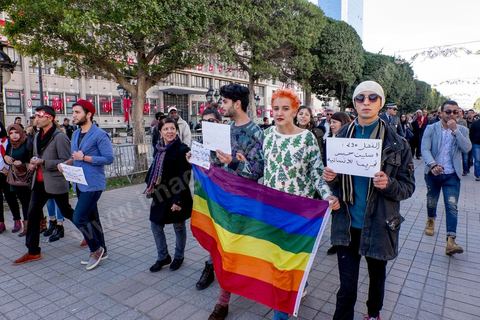 14 janvier 2016 : quelques dizaines de membres de l'association Shams, dont la femen Amina, sont venus manifester pour la dépénalisation de l'homosexualité, encadré par la police ils ont du être evacués de l'avenue après avoir été verbalement agressé pour un grand nombre de jeunes. Commémoration populaire du 5ème anniversaire de la révolution sur l'avenue Habib Bourguiba à Tunis. Dans un climat morose quelques milliers de personnes sont venus manifester leurs diversités dans une Tunisie en plein marasme politique et économique. Familles de Martyrs, policiers, partis politiques et mouvances religieuses, hotesse de l'air, Shams, chomeurs diplomés, ... c'est un vrai patchwork de révendications qui ont défilé face à des tunisiens venus se promener sur l'avenue en cette journée ensoleillée.