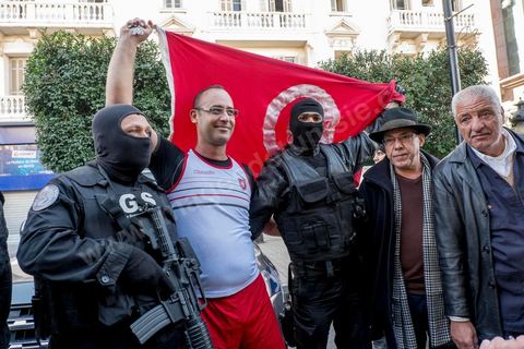 14 janvier 2016 : Un policier victime du terrorisme. commémoration populaire du 5ème anniversaire de la révolution sur l'avenue Habib Bourguiba à Tunis. Dans un climat morose quelques milliers de personnes sont venus manifester leurs diversités dans une Tunisie en plein marasme politique et économique. Familles de Martyrs, policiers, partis politiques et mouvances religieuses, hotesse de l'air, Shams, chomeurs diplomés, ... c'est un vrai patchwork de révendications qui ont défilé face à des tunisiens venus se promener sur l'avenue en cette journée ensoleillée.