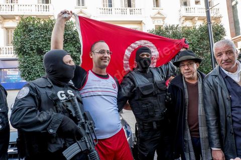 14 janvier 2016 : Un policier victime du terrorisme. commémoration populaire du 5ème anniversaire de la révolution sur l'avenue Habib Bourguiba à Tunis. Dans un climat morose quelques milliers de personnes sont venus manifester leurs diversités dans une Tunisie en plein marasme politique et économique. Familles de Martyrs, policiers, partis politiques et mouvances religieuses, hotesse de l'air, Shams, chomeurs diplomés, ... c'est un vrai patchwork de révendications qui ont défilé face à des tunisiens venus se promener sur l'avenue en cette journée ensoleillée.