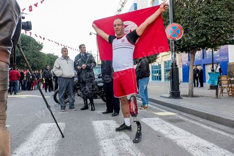 14 janvier 2016 : Un policier victime du terrorisme. commémoration populaire du 5ème anniversaire de la révolution sur l'avenue Habib Bourguiba à Tunis. Dans un climat morose quelques milliers de personnes sont venus manifester leurs diversités dans une Tunisie en plein marasme politique et économique. Familles de Martyrs, policiers, partis politiques et mouvances religieuses, hotesse de l'air, Shams, chomeurs diplomés, ... c'est un vrai patchwork de révendications qui ont défilé face à des tunisiens venus se promener sur l'avenue en cette journée ensoleillée.