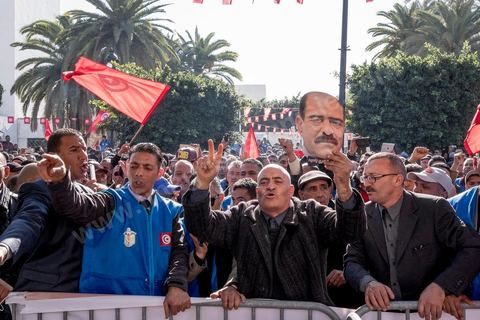 14 janvier 2016 : Manifestation des policiers devant le Ministère de l'Interieur. commémoration populaire du 5ème anniversaire de la révolution sur l'avenue Habib Bourguiba à Tunis. Dans un climat morose quelques milliers de personnes sont venus manifester leurs diversités dans une Tunisie en plein marasme politique et économique. Familles de Martyrs, policiers, partis politiques et mouvances religieuses, hotesse de l'air, Shams, chomeurs diplomés, ... c'est un vrai patchwork de révendications qui ont défilé face à des tunisiens venus se promener sur l'avenue en cette journée ensoleillée.