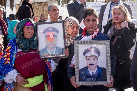 14 janvier 2016 : Hommage aux policiers victimes du terrorimse devant le ministère de l'Interieur. commémoration populaire du 5ème anniversaire de la révolution sur l'avenue Habib Bourguiba à Tunis. Dans un climat morose quelques milliers de personnes sont venus manifester leurs diversités dans une Tunisie en plein marasme politique et économique. Familles de Martyrs, policiers, partis politiques et mouvances religieuses, hotesse de l'air, Shams, chomeurs diplomés, ... c'est un vrai patchwork de révendications qui ont défilé face à des tunisiens venus se promener sur l'avenue en cette journée ensoleillée.