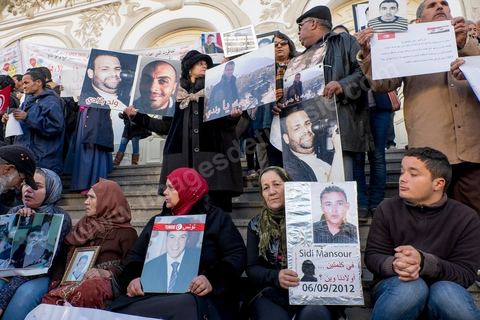 14 janvier 2016 : Devant le théatre municipal les familles rappelent leurs drames, enfants disparus en Libye, partis en Syrie ou en prison en Syrie.  commémoration populaire du 5ème anniversaire de la révolution sur l'avenue Habib Bourguiba à Tunis. Dans un climat morose quelques milliers de personnes sont venus manifester leurs diversités dans une Tunisie en plein marasme politique et économique. Familles de Martyrs, policiers, partis politiques et mouvances religieuses, hotesse de l'air, Shams, chomeurs diplomés, ... c'est un vrai patchwork de révendications qui ont défilé face à des tunisiens venus se promener sur l'avenue en cette journée ensoleillée.