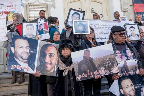 14 janvier 2016 : Devant le théatre municipal les familles rappelent leurs drames, enfants disparus en Libye, partis en Syrie ou en prison en Syrie.  commémoration populaire du 5ème anniversaire de la révolution sur l'avenue Habib Bourguiba à Tunis. Dans un climat morose quelques milliers de personnes sont venus manifester leurs diversités dans une Tunisie en plein marasme politique et économique. Familles de Martyrs, policiers, partis politiques et mouvances religieuses, hotesse de l'air, Shams, chomeurs diplomés, ... c'est un vrai patchwork de révendications qui ont défilé face à des tunisiens venus se promener sur l'avenue en cette journée ensoleillée.
