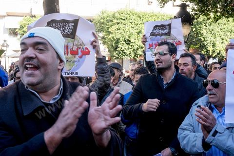14 janvier 2016 : Rassemeblement du parti islamiste Hizbt Tahrir. commémoration populaire du 5ème anniversaire de la révolution sur l'avenue Habib Bourguiba à Tunis. Dans un climat morose quelques milliers de personnes sont venus manifester leurs diversités dans une Tunisie en plein marasme politique et économique. Familles de Martyrs, policiers, partis politiques et mouvances religieuses, hotesse de l'air, Shams, chomeurs diplomés, ... c'est un vrai patchwork de révendications qui ont défilé face à des tunisiens venus se promener sur l'avenue en cette journée ensoleillée.