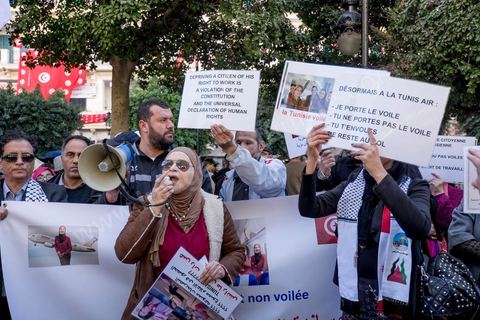 14 janvier 2016 : Manifestation de l'hotesse de l'air voilée de Tunisair.  commémoration populaire du 5ème anniversaire de la révolution sur l'avenue Habib Bourguiba à Tunis. Dans un climat morose quelques milliers de personnes sont venus manifester leurs diversités dans une Tunisie en plein marasme politique et économique. Familles de Martyrs, policiers, partis politiques et mouvances religieuses, hotesse de l'air, Shams, chomeurs diplomés, ... c'est un vrai patchwork de révendications qui ont défilé face à des tunisiens venus se promener sur l'avenue en cette journée ensoleillée.