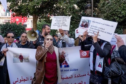 14 janvier 2016 : Manifestation de l'hotesse de l'air voilée de Tunisair.  commémoration populaire du 5ème anniversaire de la révolution sur l'avenue Habib Bourguiba à Tunis. Dans un climat morose quelques milliers de personnes sont venus manifester leurs diversités dans une Tunisie en plein marasme politique et économique. Familles de Martyrs, policiers, partis politiques et mouvances religieuses, hotesse de l'air, Shams, chomeurs diplomés, ... c'est un vrai patchwork de révendications qui ont défilé face à des tunisiens venus se promener sur l'avenue en cette journée ensoleillée.
