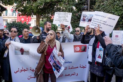 14 janvier 2016 : Manifestation de l'hotesse de l'air voilée de Tunisair.  commémoration populaire du 5ème anniversaire de la révolution sur l'avenue Habib Bourguiba à Tunis. Dans un climat morose quelques milliers de personnes sont venus manifester leurs diversités dans une Tunisie en plein marasme politique et économique. Familles de Martyrs, policiers, partis politiques et mouvances religieuses, hotesse de l'air, Shams, chomeurs diplomés, ... c'est un vrai patchwork de révendications qui ont défilé face à des tunisiens venus se promener sur l'avenue en cette journée ensoleillée.