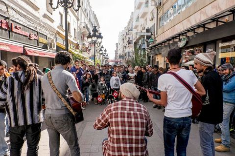 14 janvier 2016 : commémoration populaire du 5ème anniversaire de la révolution sur l'avenue Habib Bourguiba à Tunis. Dans un climat morose quelques milliers de personnes sont venus manifester leurs diversités dans une Tunisie en plein marasme politique et économique. Familles de Martyrs, policiers, partis politiques et mouvances religieuses, hotesse de l'air, Shams, chomeurs diplomés, ... c'est un vrai patchwork de révendications qui ont défilé face à des tunisiens venus se promener sur l'avenue en cette journée ensoleillée.