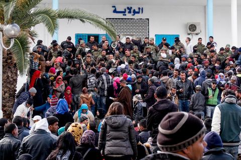 21 janvier 2016 : devant le gouvernorat de Kasserine, les chômeurs de tout age se réunissent pour remplir un dossier et formulaire de demande d'emploi. L'opération est organisé dans le calme sous la direction des militaires. Au lendemain du cafouillage du gouvernement sur une éventuelle embauche de 5000 chomeurs dans la région, les gens espèrent encore.