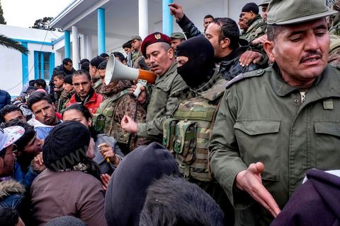 21 janvier 2016 : devant le gouvernorat de Kasserine, les chômeurs de tout age se réunissent pour remplir un dossier et formulaire de demande d'emploi. L'opération est organisé dans le calme sous la direction des militaires. Au lendemain du cafouillage du gouvernement sur une éventuelle embauche de 5000 chomeurs dans la région, les gens espèrent encore.