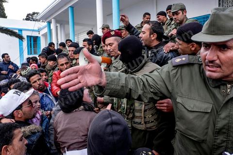 21 janvier 2016 : devant le gouvernorat de Kasserine, les chômeurs de tout âge se réunissent pour remplir un dossier et formulaire de demande d'emploi. L'opération est organisée dans le calme sous la direction des militaires. Au lendemain du cafouillage du gouvernement sur une éventuelle embauche de 5000 chômeurs dans la région, les gens espèrent encore.