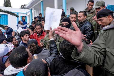 21 janvier 2016 : devant le gouvernorat de Kasserine, les chômeurs de tout âge se réunissent pour remplir un dossier et formulaire de demande d'emploi. L'opération est organisée dans le calme sous la direction des militaires. Au lendemain du cafouillage du gouvernement sur une éventuelle embauche de 5000 chômeurs dans la région, les gens espèrent encore.