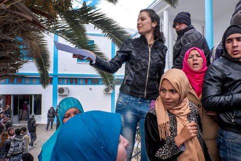 21 janvier 2016 : devant le gouvernorat de Kasserine, les chômeurs de tout âge se réunissent pour remplir un dossier et formulaire de demande d'emploi. L'opération est organisée dans le calme sous la direction des militaires. Au lendemain du cafouillage du gouvernement sur une éventuelle embauche de 5000 chômeurs dans la région, les gens espèrent encore.
