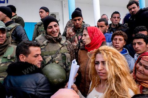 21 janvier 2016 : devant le gouvernorat de Kasserine, les chômeurs de tout age se réunissent pour remplir un dossier et formulaire de demande d'emploi. L'opération est organisé dans le calme sous la direction des militaires. Au lendemain du cafouillage du gouvernement sur une éventuelle embauche de 5000 chomeurs dans la région, les gens espèrent encore.