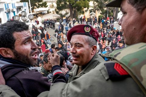 21 janvier 2016 : devant le gouvernorat de Kasserine, les chômeurs de tout âge se réunissent pour remplir un dossier et formulaire de demande d'emploi. L'opération est organisée dans le calme sous la direction des militaires. Au lendemain du cafouillage du gouvernement sur une éventuelle embauche de 5000 chômeurs dans la région, les gens espèrent encore.