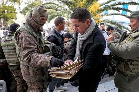 21 janvier 2016 : devant le gouvernorat de Kasserine, les chômeurs de tout age se réunissent pour remplir un dossier et formulaire de demande d'emploi. L'opération est organisé dans le calme sous la direction des militaires. Au lendemain du cafouillage du gouvernement sur une éventuelle embauche de 5000 chomeurs dans la région, les gens espèrent encore.