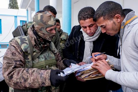 21 janvier 2016 : devant le gouvernorat de Kasserine, les chômeurs de tout age se réunissent pour remplir un dossier et formulaire de demande d'emploi. L'opération est organisé dans le calme sous la direction des militaires. Au lendemain du cafouillage du gouvernement sur une éventuelle embauche de 5000 chomeurs dans la région, les gens espèrent encore.