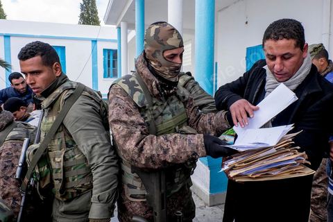 21 janvier 2016 : devant le gouvernorat de Kasserine, les chômeurs de tout age se réunissent pour remplir un dossier et formulaire de demande d'emploi. L'opération est organisé dans le calme sous la direction des militaires. Au lendemain du cafouillage du gouvernement sur une éventuelle embauche de 5000 chomeurs dans la région, les gens espèrent encore.