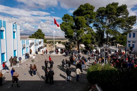 21 janvier 2016 : devant le gouvernorat de Kasserine, les chômeurs de tout âge se réunissent pour remplir un dossier et formulaire de demande d'emploi. L'opération est organisée dans le calme sous la direction des militaires. Au lendemain du cafouillage du gouvernement sur une éventuelle embauche de 5000 chômeurs dans la région, les gens espèrent encore.