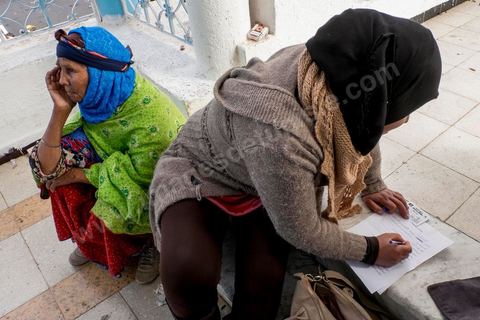 21 janvier 2016 : devant le gouvernorat de Kasserine, les chômeurs de tout age se réunissent pour remplir un dossier et formulaire de demande d'emploi. L'opération est organisé dans le calme sous la direction des militaires. Au lendemain du cafouillage du gouvernement sur une éventuelle embauche de 5000 chomeurs dans la région, les gens espèrent encore.