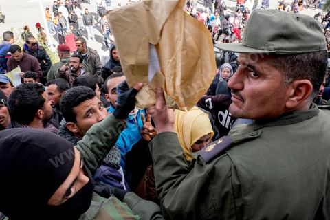 21 janvier 2016 : devant le gouvernorat de Kasserine, les chômeurs de tout age se réunissent pour remplir un dossier et formulaire de demande d'emploi. L'opération est organisé dans le calme sous la direction des militaires. Au lendemain du cafouillage du gouvernement sur une éventuelle embauche de 5000 chomeurs dans la région, les gens espèrent encore.