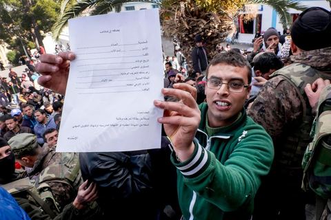 21 janvier 2016 : devant le gouvernorat de Kasserine, les chômeurs de tout age se réunissent pour remplir un dossier et formulaire de demande d'emploi. L'opération est organisé dans le calme sous la direction des militaires. Au lendemain du cafouillage du gouvernement sur une éventuelle embauche de 5000 chomeurs dans la région, les gens espèrent encore.