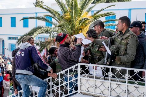21 janvier 2016 : devant le gouvernorat de Kasserine, les chômeurs de tout age se réunissent pour remplir un dossier et formulaire de demande d'emploi. L'opération est organisé dans le calme sous la direction des militaires. Au lendemain du cafouillage du gouvernement sur une éventuelle embauche de 5000 chomeurs dans la région, les gens espèrent encore.
